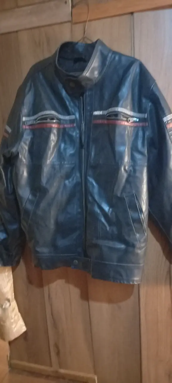 Chaqueta de cuero negra con detalles rojos - 4