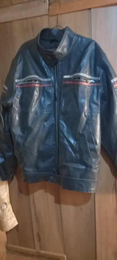 Chaqueta de cuero negra con detalles rojos - miniatura 4