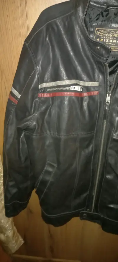 Chaqueta de cuero negra con detalles rojos - miniatura 5