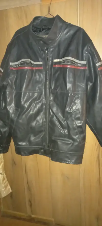 Chaqueta de cuero negra con detalles rojos - miniatura 6