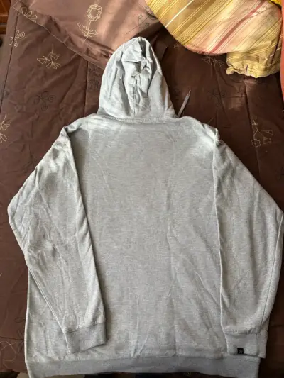 Polerón gris con capucha - miniatura 4