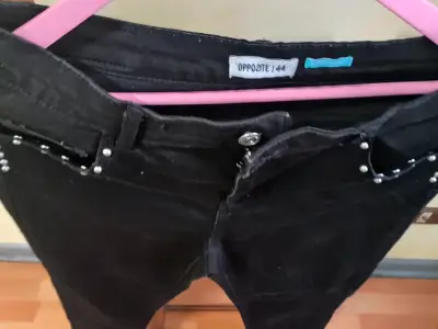 Jeans negros Opposite con tachas - miniatura 1