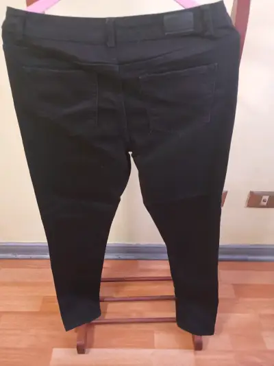 Jeans negros Opposite con tachas - miniatura 2