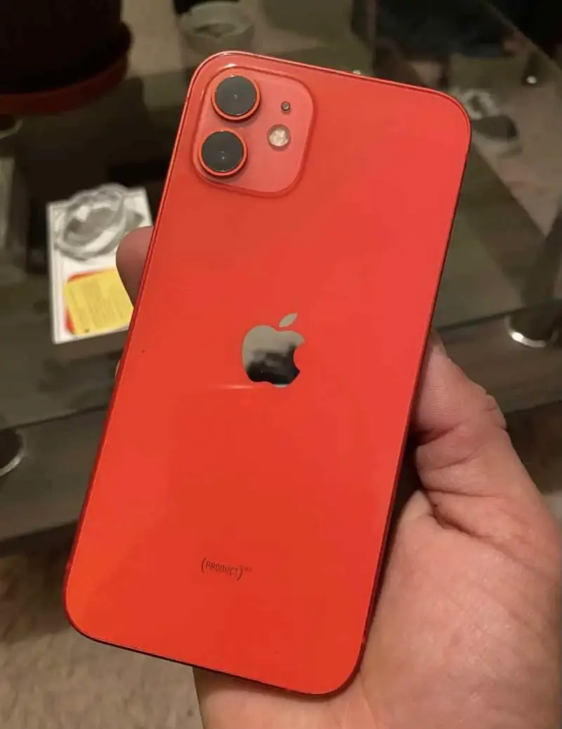 iPhone 12 rojo en buen estad