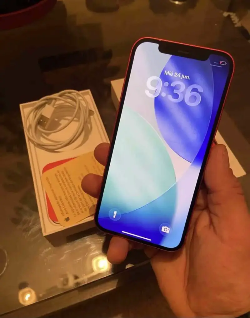 iPhone 12 rojo en buen estad - 2