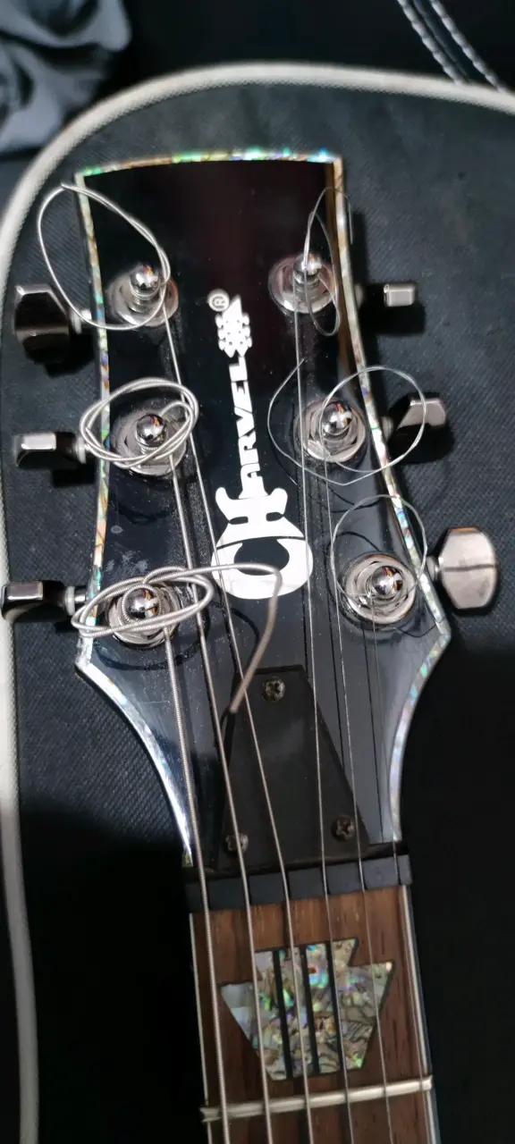 Guitarra eléctrica Charvel con diseño elegante - 1
