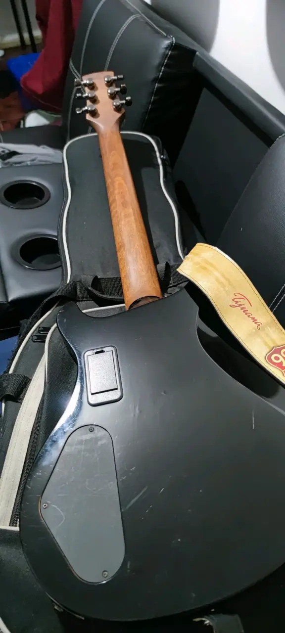 Guitarra eléctrica Charvel con diseño elegante - 2