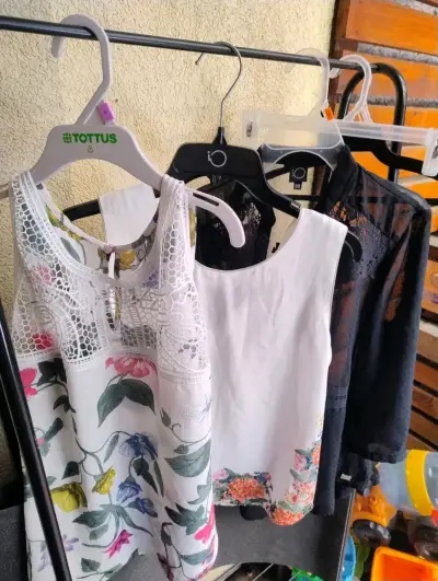 Conjunto de blusas de encaje y estampado floral - miniatura 1