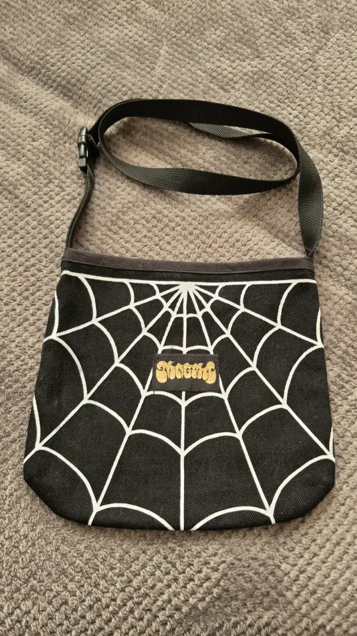 Bandolera negra con diseño de telaraña - 1