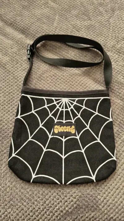 Bandolera negra con diseño de telaraña - miniatura 1