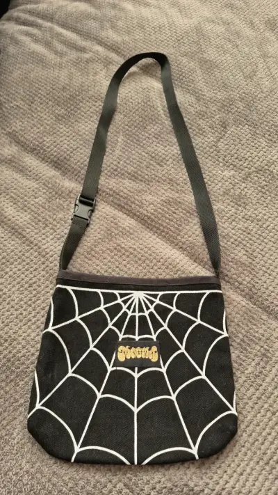 Bandolera negra con diseño de telaraña - miniatura 2