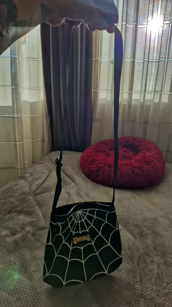 Bandolera negra con diseño de telaraña - 5