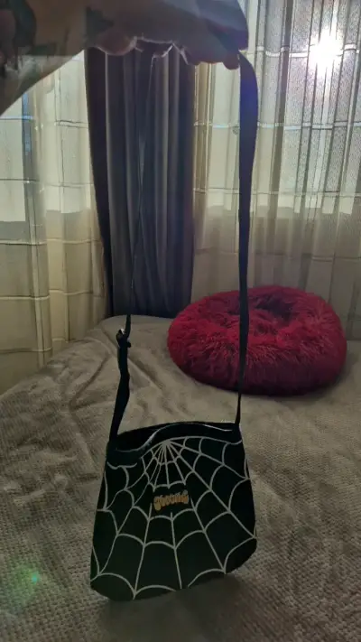 Bandolera negra con diseño de telaraña - miniatura 5