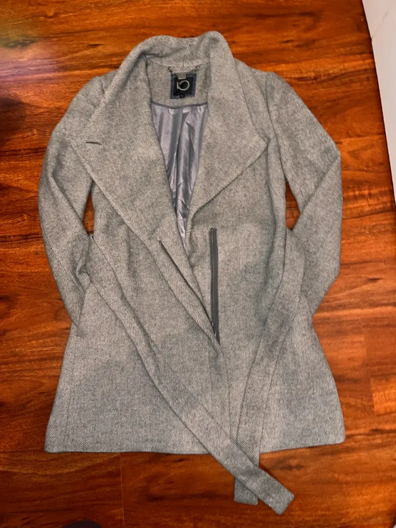 Abrigo gris con cinturón y botón decorativo - 2