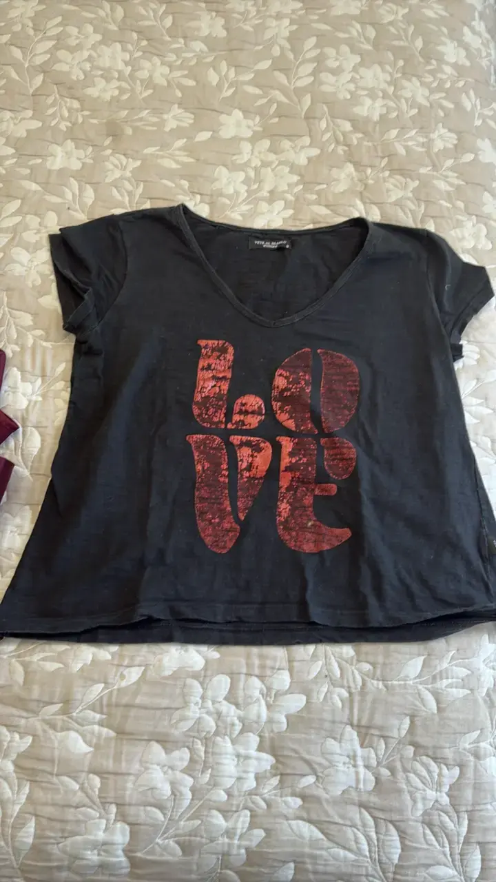 Polera negra con estampado 'Love'