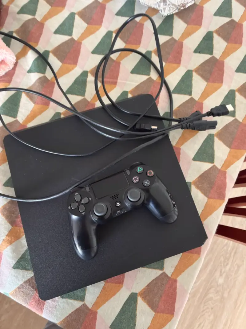 Consola PlayStation 4 con control y cables - 1