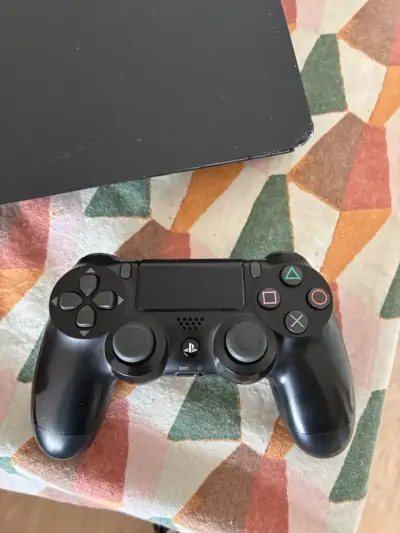 Consola PlayStation 4 con control y cables - miniatura 2