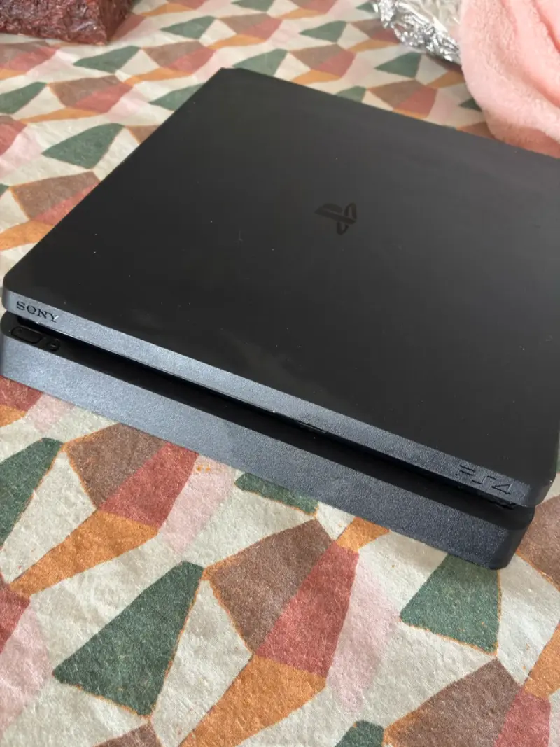 Consola PlayStation 4 con control y cables - 4