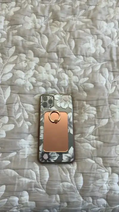iPhone 11 Pro Max en excelente  estado con funda - miniatura 2