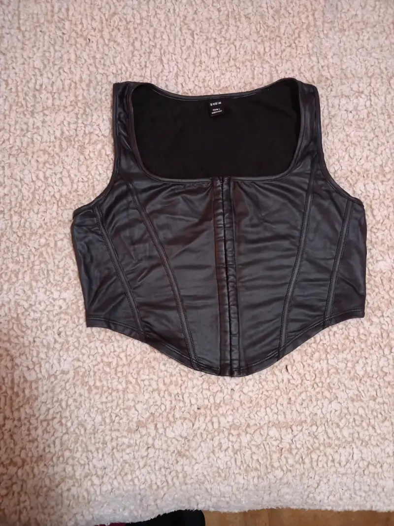 Top de cuero sintético negro Shein - 1