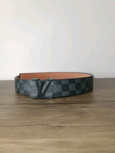 Cinturón de cuero con hebilla LV - miniatura 4