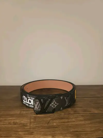 Cinturón de cuero con hebilla LV - miniatura 4