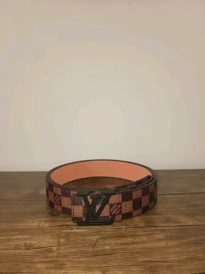 Cinturón de cuero con hebilla LV - miniatura 5