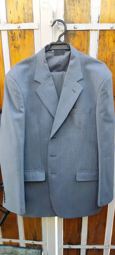 Elegante traje gris para hombre - miniatura 1