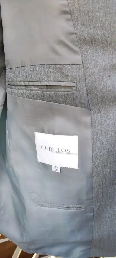 Elegante traje gris para hombre - miniatura 2
