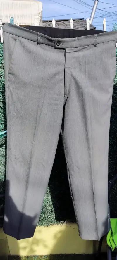 Elegante traje gris para hombre - miniatura 3