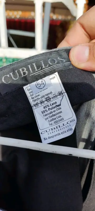 Elegante traje gris para hombre - miniatura 4