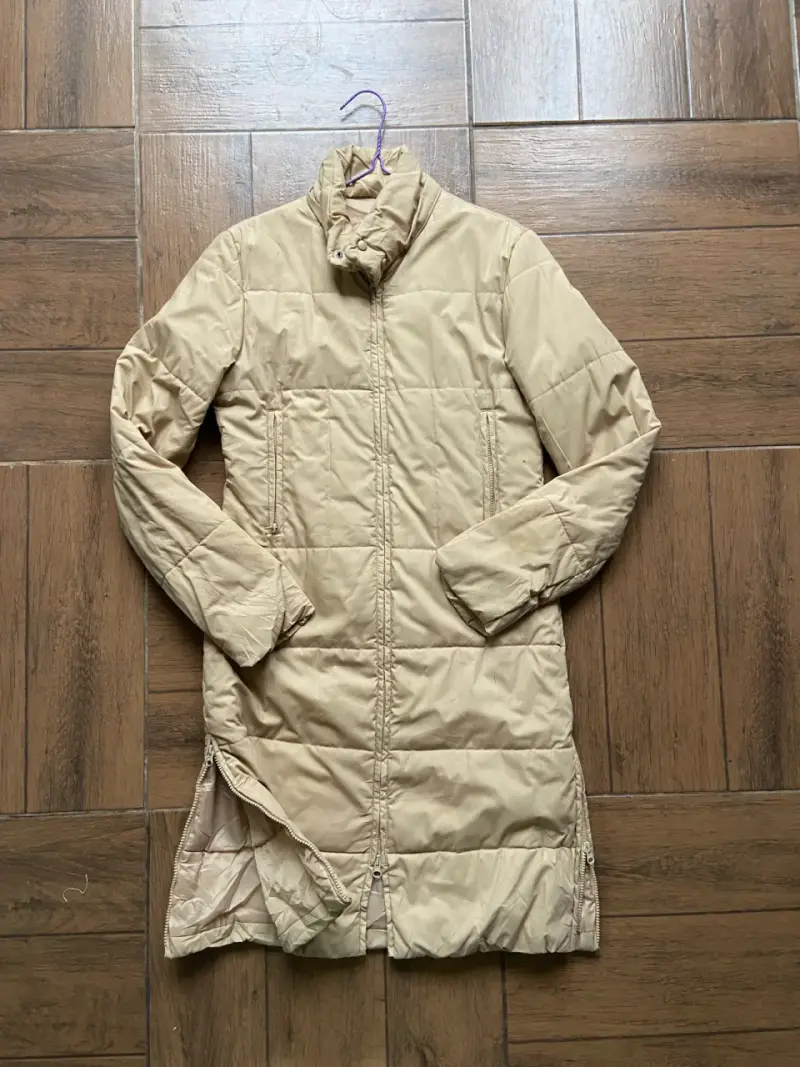 Abrigo largo beige acolchado para mujer