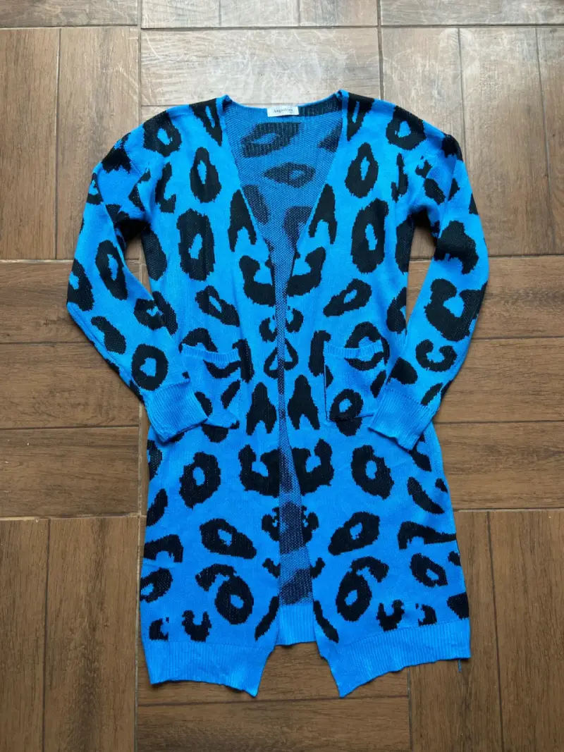 Cardigan estándar azul con estampado animal print