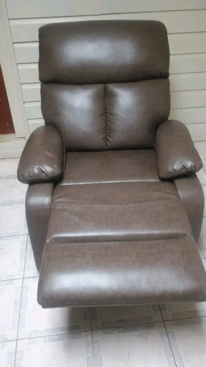Sillón reclinable de cuero sintético marrón