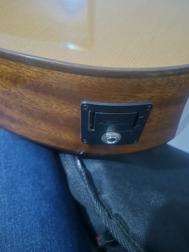 Guitarra electroacústica con preamplificador - 1