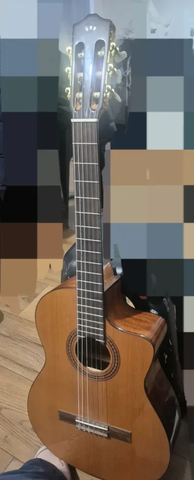 Guitarra electroacústica con preamplificador - miniatura 4