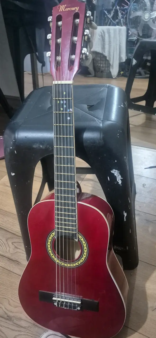 Guitarra acústica Mercury roja