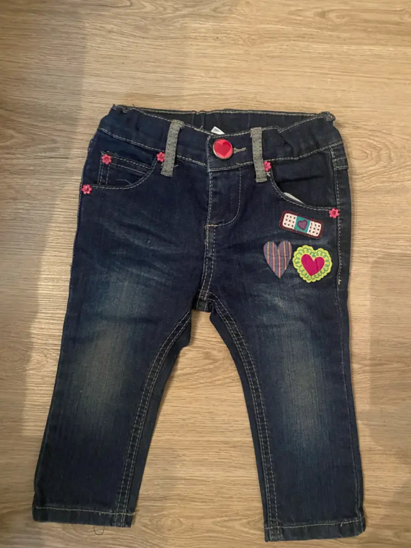 Jeans infantiles con parches decorativos - 1
