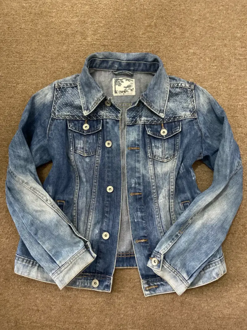 Chaqueta de mezclilla azul desgastada para mujer