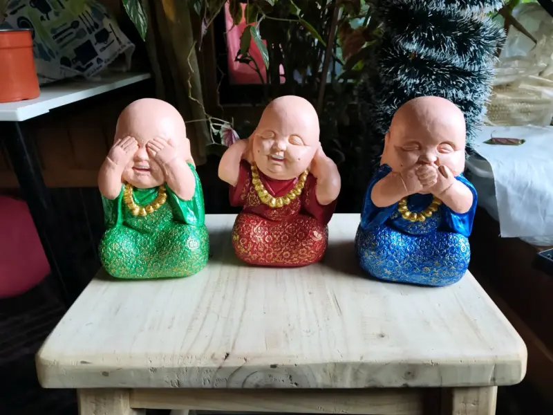 Trío de figuras budistas decorativas coloridas - 1