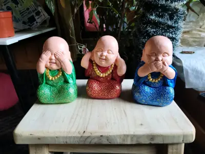 Trío de figuras budistas decorativas coloridas - miniatura 1