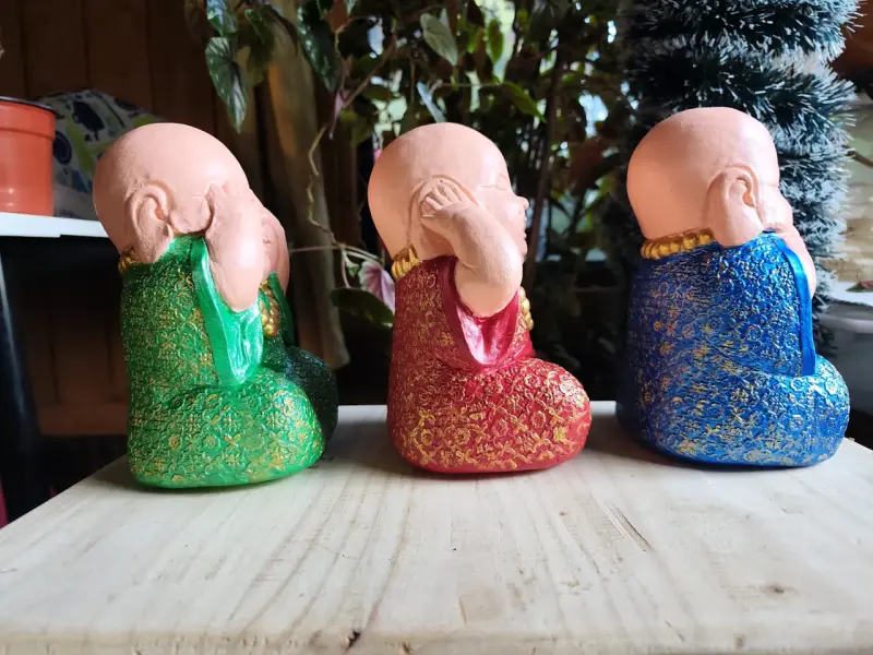 Trío de figuras budistas decorativas coloridas - 2
