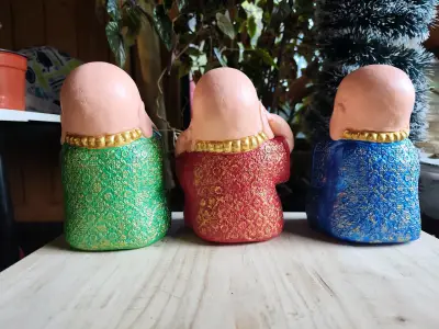 Trío de figuras budistas decorativas coloridas - miniatura 3