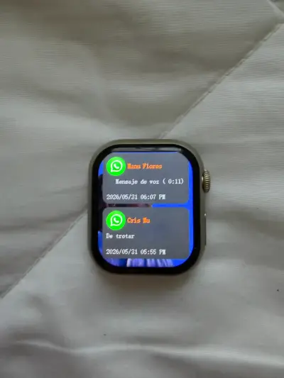 Smartwatch con pantalla táctil y notificaciones - miniatura 1