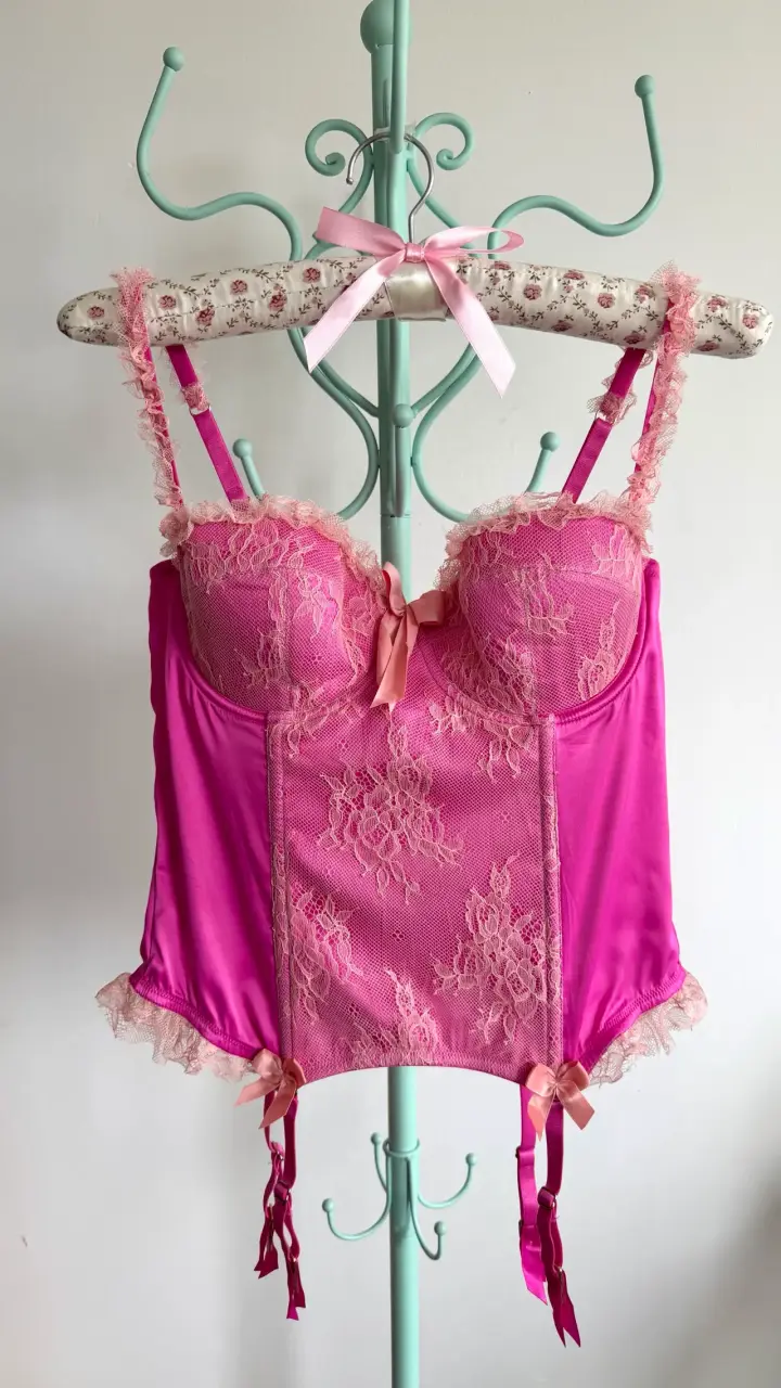 Corset rosa con encaje floral