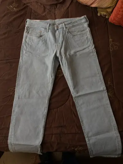 Jeans de mezclilla azul claro para hombre - miniatura 1
