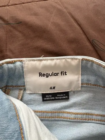 Jeans de mezclilla azul claro para hombre - miniatura 3