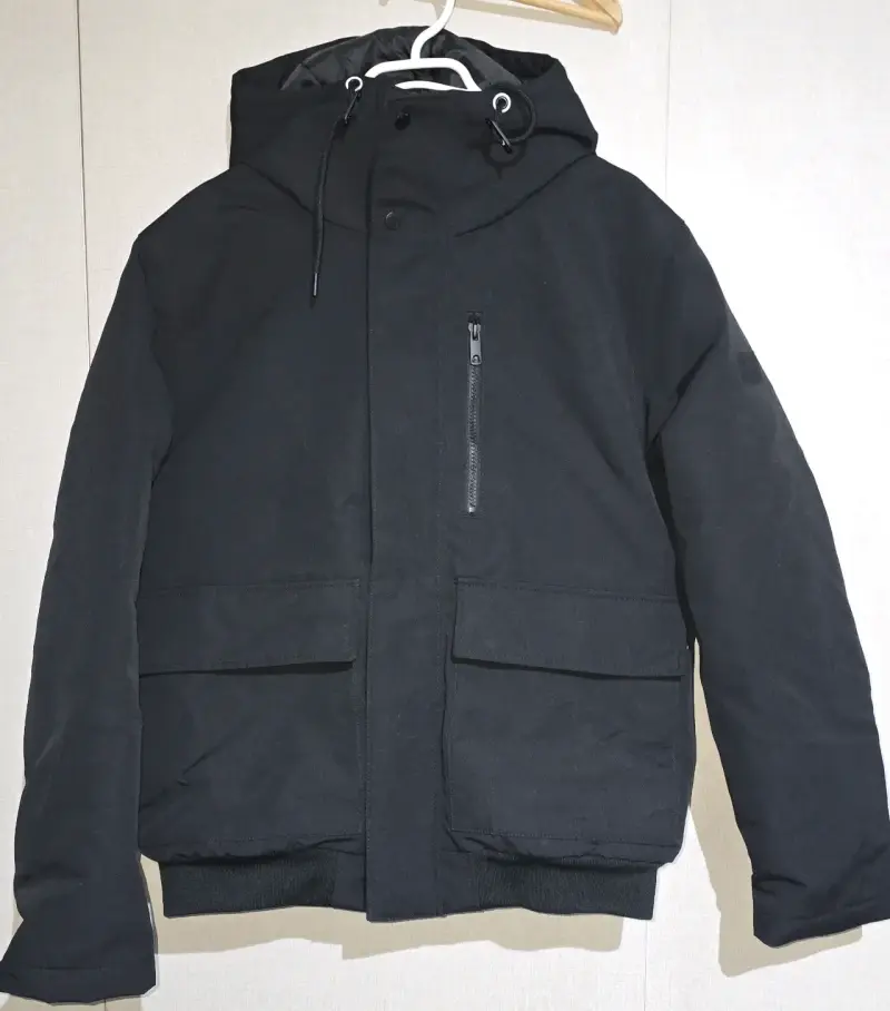 Chaqueta negra con capucha para invierno - 1
