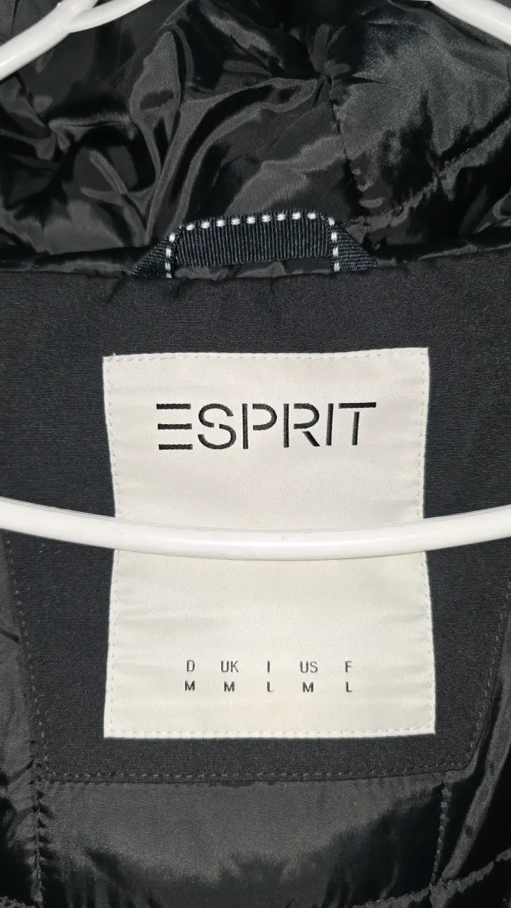 Chaqueta negra con capucha para invierno - 2