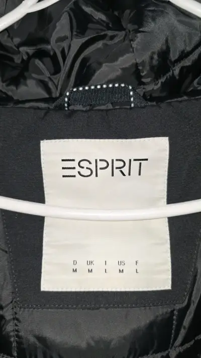 Chaqueta negra con capucha para invierno - miniatura 2
